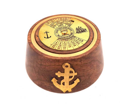 Calendar perpetuu elegant din alamă și lemn, cu posibilitate de personalizare prin gravură, ideal pentru cadou - maro și auriu, dimensiuni 7,5 x 3,5 cm
