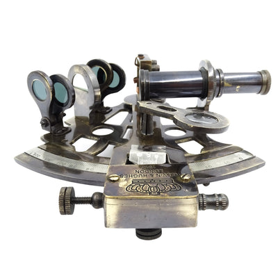 Sextant din alamă cu gravură în cutie din piele - replică din 1917, ideal ca dar pentru marinari și astronomi, dimensiuni 13x12x6 cm, antic, material: alamă și sticlă