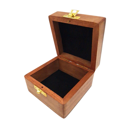 Cutie cadou din lemn 6 x 6 x 4 cm, cu posibilitate de gravare, maro, cu căptușeală din material textil și închidere din alamă