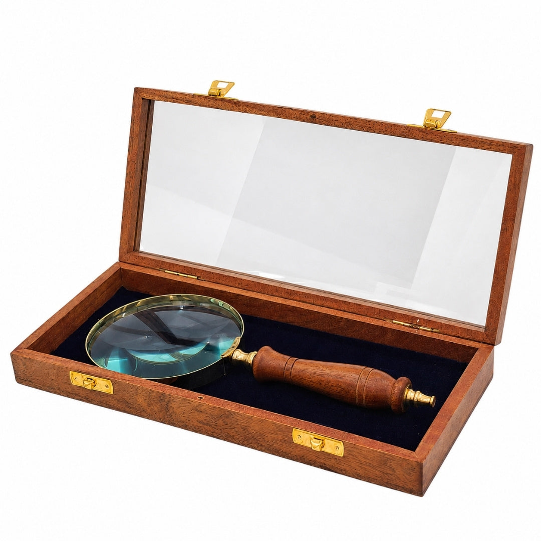 Lupă cu mâner din lemn și finisaj din alamă, în cutie elegantă cu capac din sticlă - cadou ideal, cu posibilitate de gravare - dimensiuni 23 x 10 cm, materiale naturale
