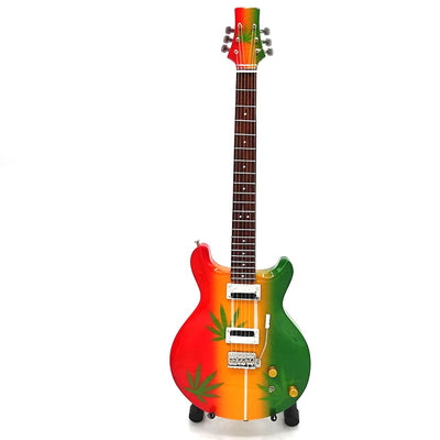 Mini chitară Bob Marley Tribute Ganja MGT-0468 cu posibilitate de personalizare prin gravură, cadou ideal pentru fanii reggae, realizată manual din lemn de mahon, înălțime 27,5 cm, culoare galben, roșu, verde, alb