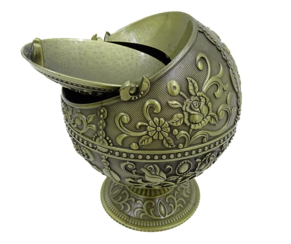 Scrumieră metalică elegantă, în formă de sferă, cu gravură