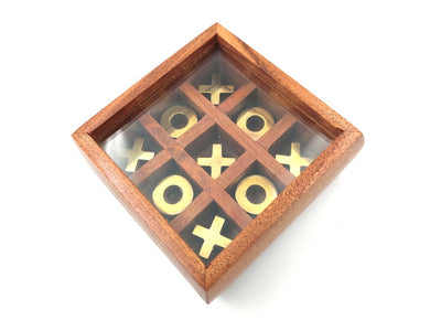 X și 0 în cutie cu capac din sticlă G1044Z cu posibilitate de personalizare prin gravură, joc strategic elegant cu piese din lemn și ornamente din alamă, ideal ca dar pentru profesori și directori, dimensiunile cutiei 10 x 10 cm