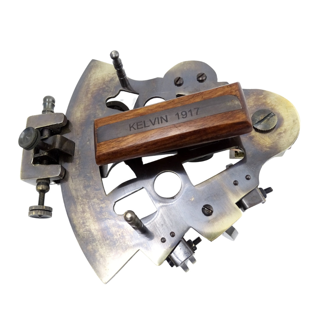 Sextant din alamă cu gravură în cutie din piele - replică din 1917, ideal ca dar pentru marinari și astronomi, dimensiuni 13x12x6 cm, antic, material: alamă și sticlă