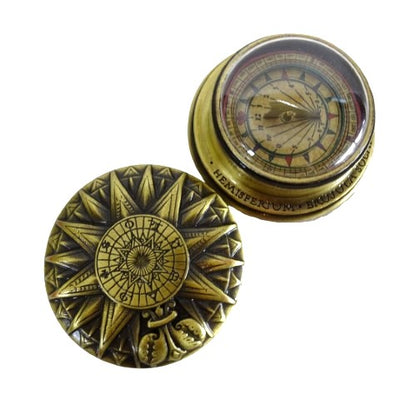 Compas solar renascentist din alamă, cu gravură - cadou vintage elegant, cu înălțimea de 4,5 cm și diametrul de 8,5 cm