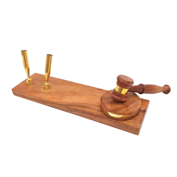 Ciocan de judecător cu gravură personalizată pe bază din lemn – suport elegant pentru pixuri, în culoarea lemnului închis