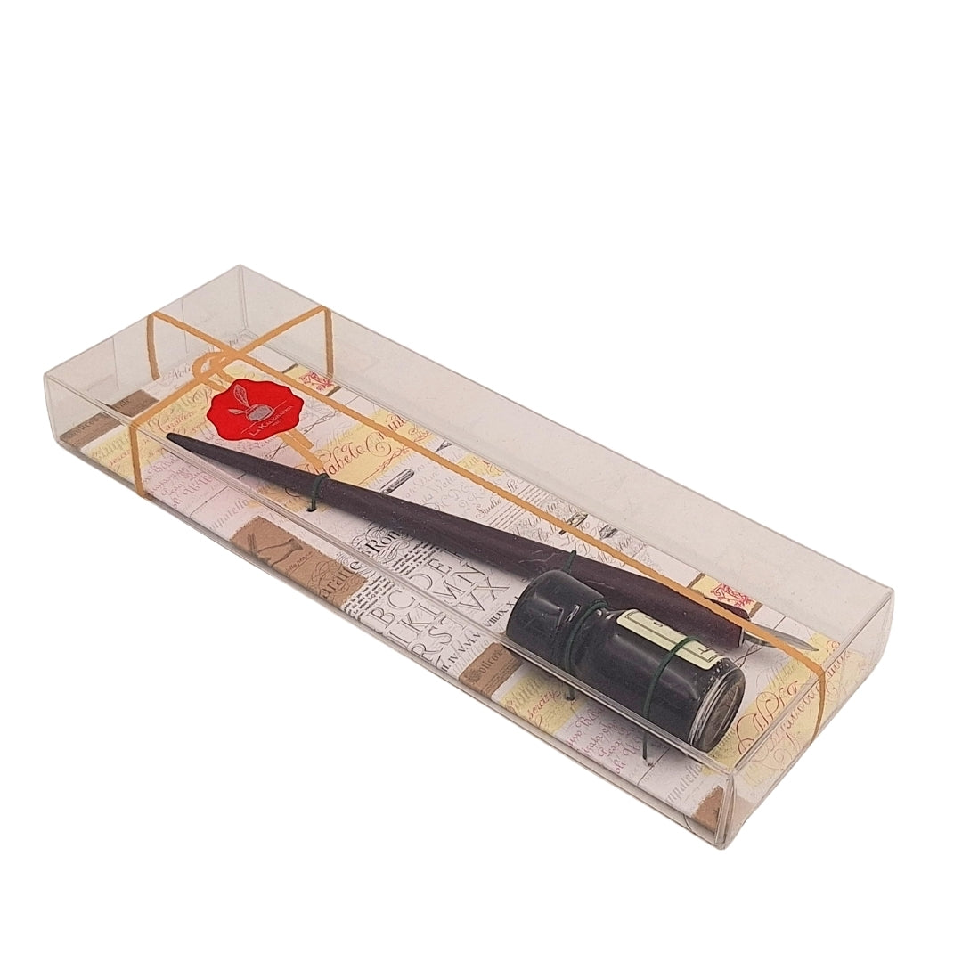Set elegant pentru caligrafie, cu stilou din lemn și cerneală neagră, posibilitate de personalizare prin gravură, ideal ca dar pentru iubitorii artei scrisului, în ambalaj decorativ 7,5 x 22 x 3 cm