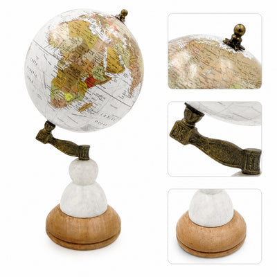 Glob decorativ Voyager pe bază din marmură și lemn, cu opțiune de personalizare prin gravură – cadou elegant pentru iubitorii de călătorii, înălțime 32 cm, diametru 15,5 cm, hartă albă cu continente colorate
