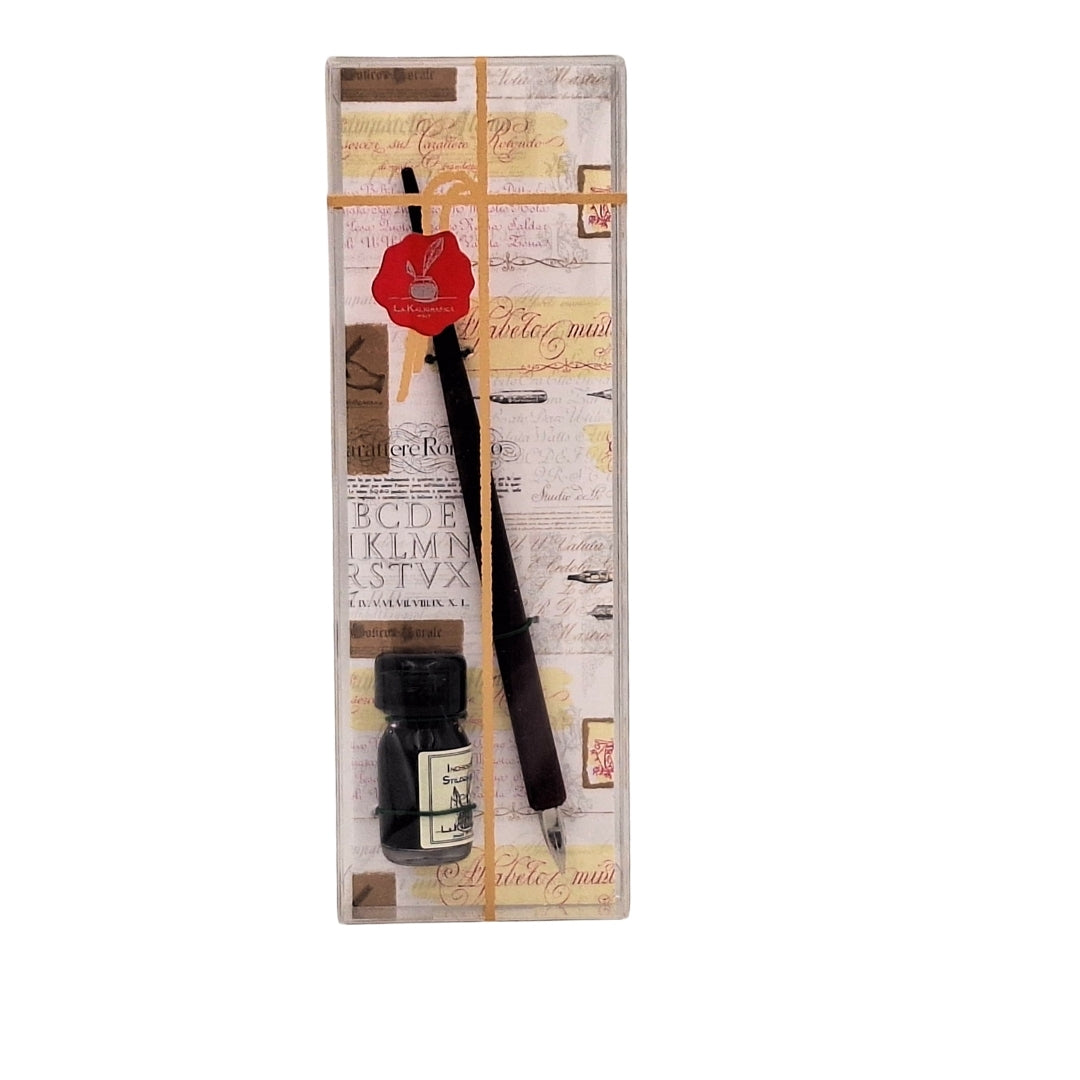 Set elegant pentru caligrafie, cu stilou din lemn și cerneală neagră, posibilitate de personalizare prin gravură, ideal ca dar pentru iubitorii artei scrisului, în ambalaj decorativ 7,5 x 22 x 3 cm