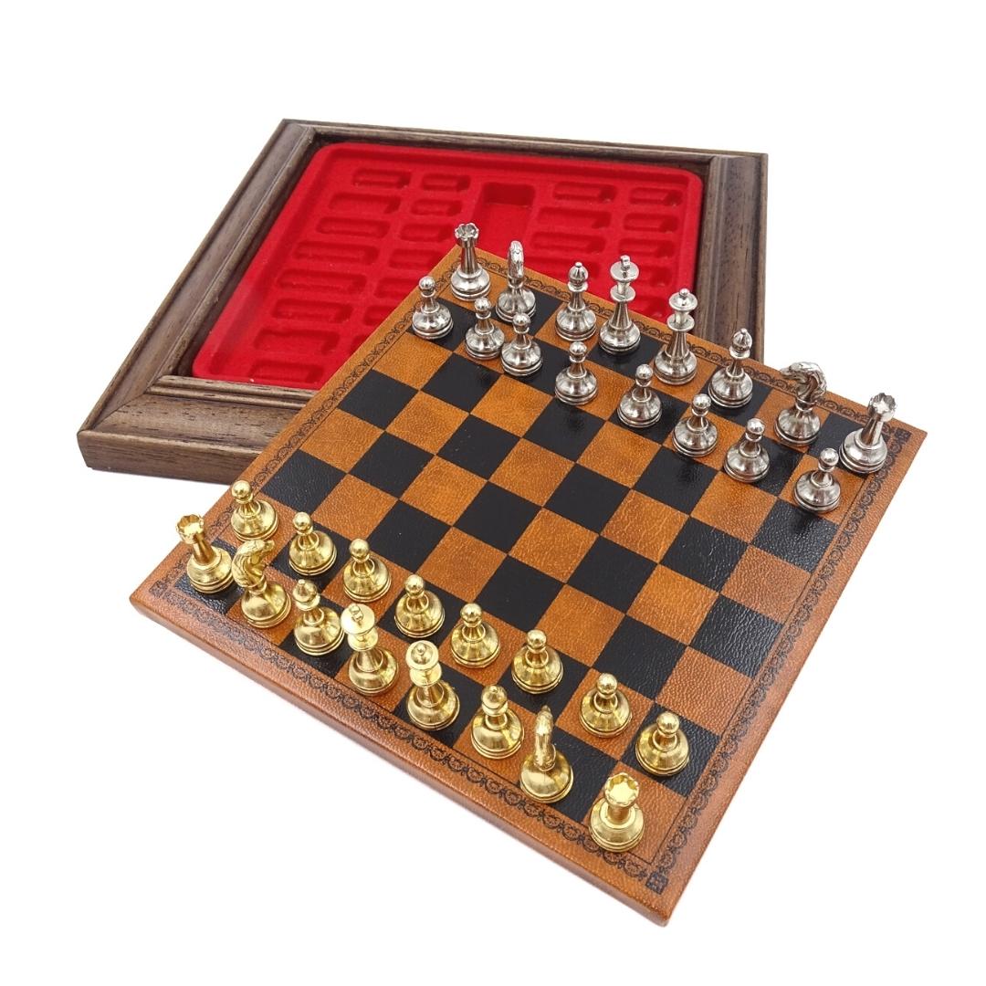 Șah magnetic exclusiv din metal Italfama 18x18 cm cu posibilitate de personalizare prin gravură – cadou elegant pentru orice ocazie, tablă de șah maro-neagră cu piese aurii-argintii