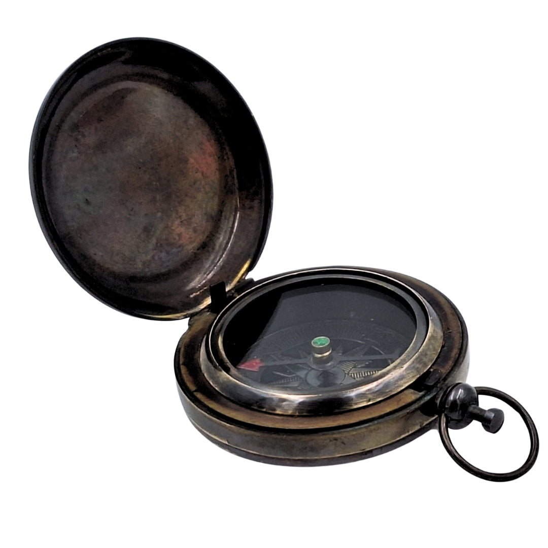 Busolă turistică retro din alamă, cu finisaj antic și posibilitate de gravare – cadou ideal pentru călători și iubitori ai naturii – dimensiuni 6 x 5 x 1,75 cm, se închide cu capac care protejează sticla