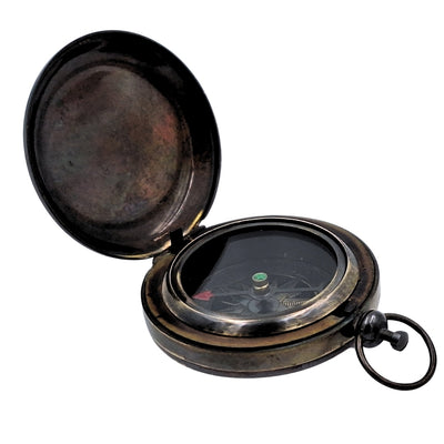Busolă turistică retro din alamă, cu finisaj antic și posibilitate de gravare – cadou ideal pentru călători și iubitori ai naturii – dimensiuni 6 x 5 x 1,75 cm, se închide cu capac care protejează sticla