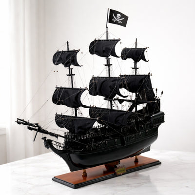 Model de corabie pirat Perla Neagră BP80R cu posibilitate de personalizare prin gravură, lungime 89 cm, cadou exclusivist pentru orice ocazie, meșteșug artistic, bază din lemn