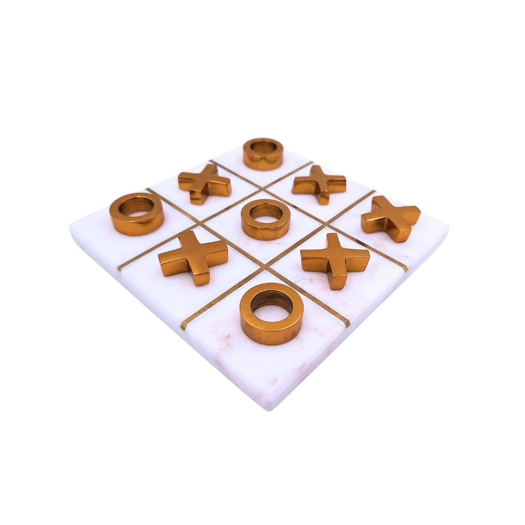 Joc X și 0 elegant pe bază de marmură, cu posibilitate de personalizare prin gravură – cadou ideal în stil glamour, dimensiuni 14 x 14 cm, material: marmură și alamă