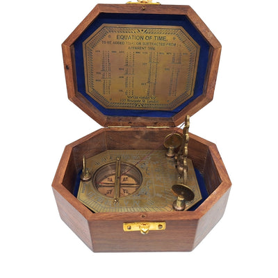 Busolă elegantă din alamă cu cadran solar în cutie din lemn - Cadou ideal pentru călători, stil retro, dimensiuni: 11.5 x 8.8 x 9.0 cm, material: alamă și lemn
