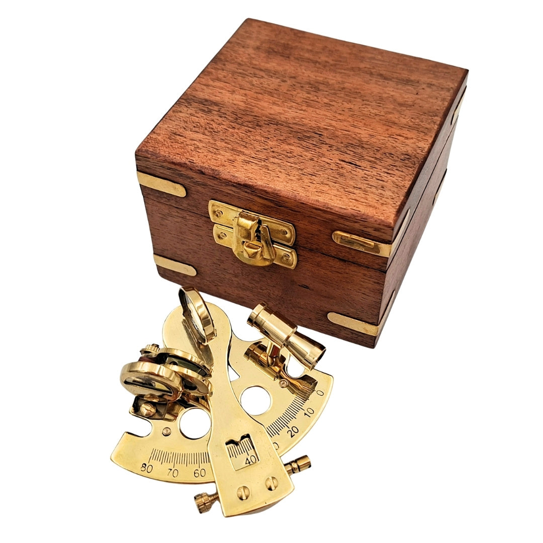 Sextant din alamă în cutie din lemn, cu posibilitate de gravare – cadou elegant pentru navigatori și marinari, 7x7x4 cm, alamă și sticlă de înaltă calitate