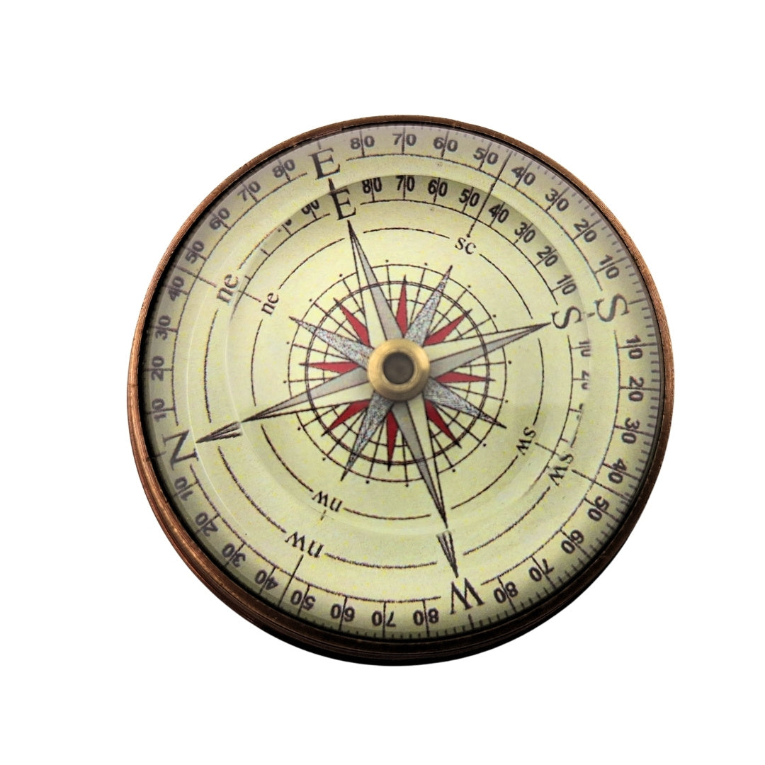 Busolă lenticulară stilată din alamă și sticlă, cu posibilitate de personalizare prin gravură - gadget retro pentru birou, cadou ideal pentru călător - diametru 6,3 cm, înălțime 3 cm, culoare bej, roșu și negru