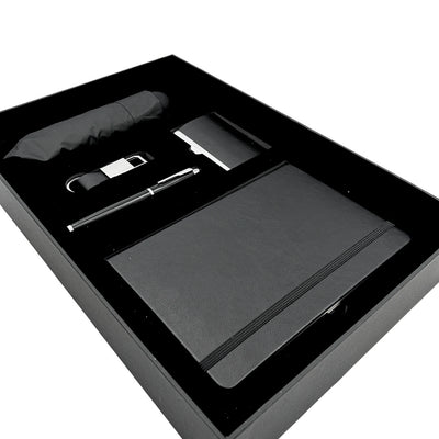 Set cadou elegant Classico cu personalizare - agendă A5 din piele, umbrelă, stilou, suport pentru cărți de vizită și breloc în cutie cadou estetică
