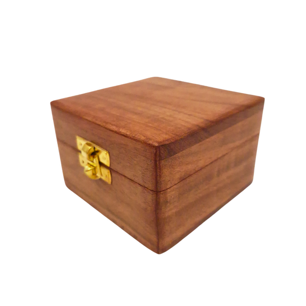 Cutie cadou din lemn 6 x 6 x 4 cm, cu posibilitate de gravare, maro, cu căptușeală din material textil și închidere din alamă