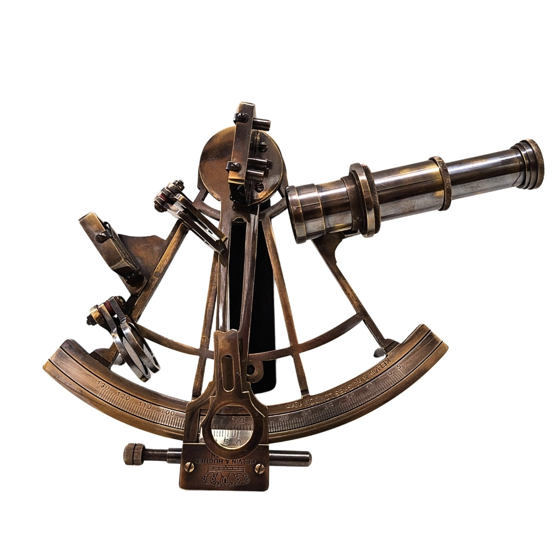Sextant din alamă cu gravură, în cutie din lemn