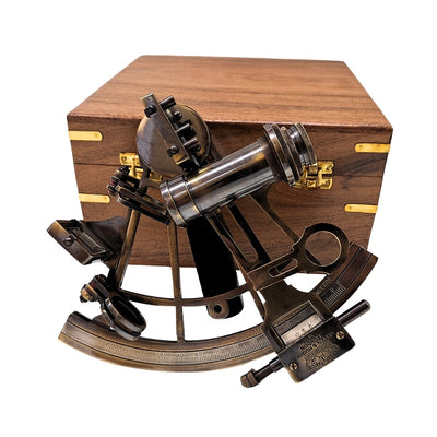 Sextant din alamă cu gravură, în cutie din lemn