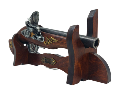 Replică de pistol italian din secolul al XVII-lea pe suport, cu posibilitate de personalizare prin gravură - Element decorativ elegant pentru cadou, realizat din lemn și metal lustruit, lungime 30 cm