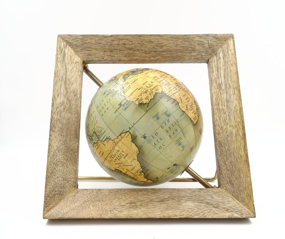 Glob decorativ GLB-40 în ramă din lemn, cu posibilitate de personalizare prin gravură, hartă albastru-galbenă, diametru 15 cm