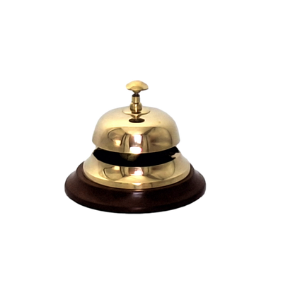 Gong hotelier din alamă pe bază din lemn TB27/4, cu posibilitate de personalizare prin gravură, cadou elegant în culorile auriu și maro, înălțime 11 cm, diametru 12 cm