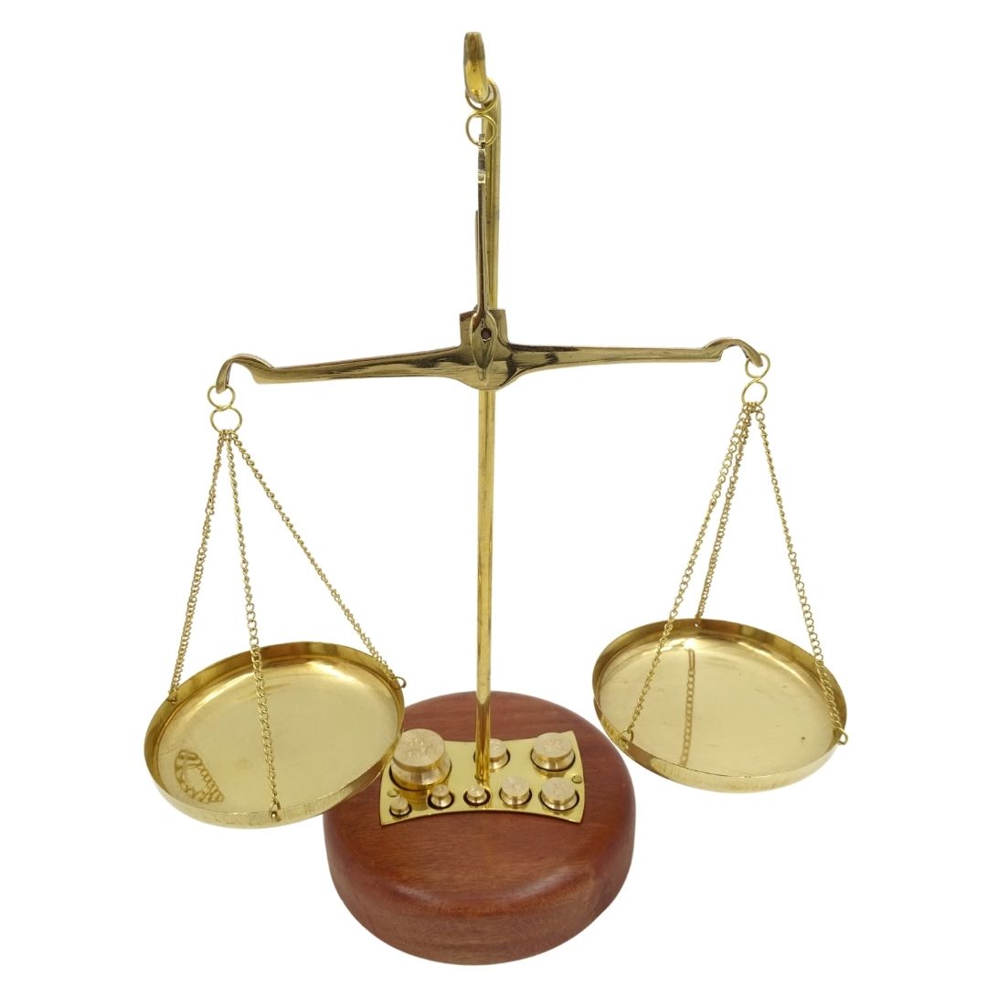 Balanță decorativă cu talere WSB8 din alamă, cu bază din lemn