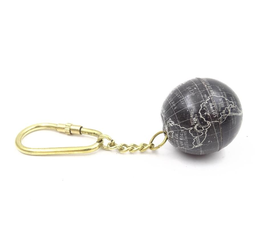Breloc pentru chei Glob KRT14 cu posibilitate de personalizare prin gravură, negru și galben-auriu, cadou ideal pentru un călător, diametru 3 cm, lungime 10 cm