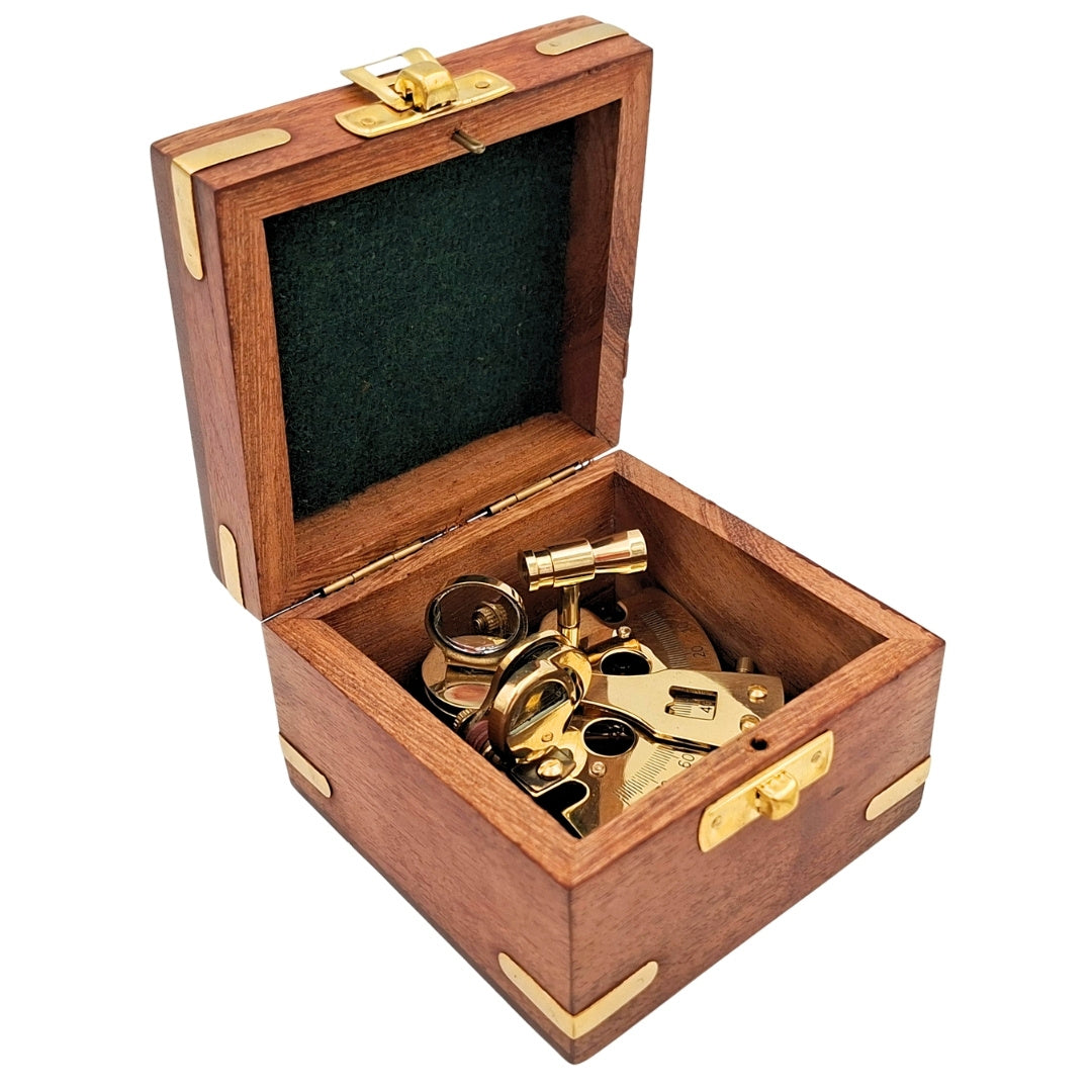 Sextant din alamă în cutie din lemn, cu posibilitate de gravare – cadou elegant pentru navigatori și marinari, 7x7x4 cm, alamă și sticlă de înaltă calitate