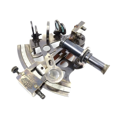 Sextant din alamă cu gravură în cutie din piele - replică din 1917, ideal ca dar pentru marinari și astronomi, dimensiuni 13x12x6 cm, antic, material: alamă și sticlă