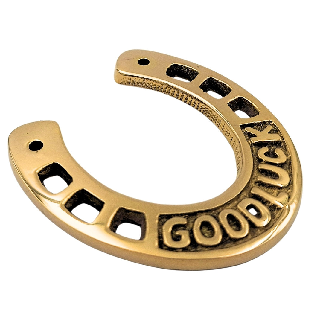 Potcoavă norocoasă din alamă 7 cm, cu gravură - cadou elegant pentru casă nouă, bacalaureat sau loc de muncă nou, ornament auriu cu inscripția Good Luck