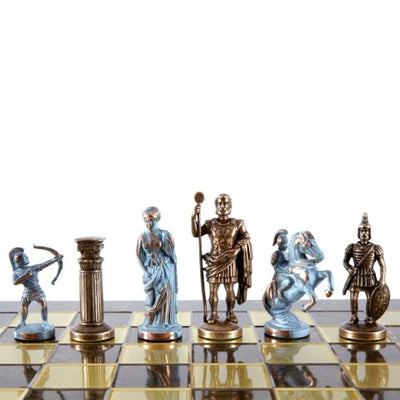 Șah din alamă Arcași 44x44cm, cu posibilitate de personalizare prin gravură - cadou de lux pentru pasionații de mitologie și strategie, piese realizate manual de înaltă calitate