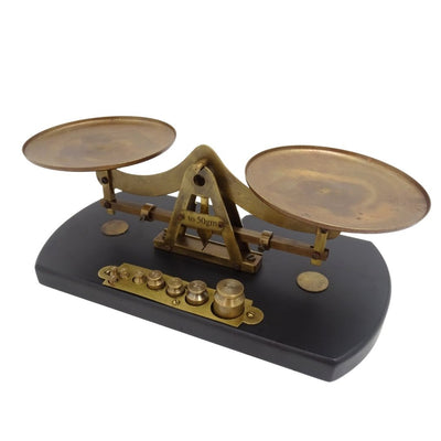 Balanță retro WSB7 din alamă pe bază din lemn, cu gravură personalizată – cadou ideal cu 8 greutăți (1g, 2g, 5g, 10g, 20g, 50g) – înălțime 10cm, lungime 25,5cm