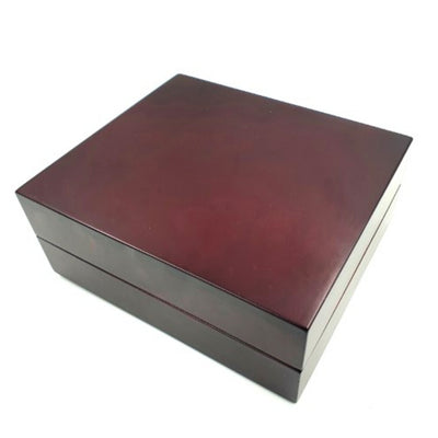 Cutie cadou din lemn 14 x 16 x 6,7 cm, de culoare vișiniu închis, cu inserție din pâslă și posibilitate de personalizare prin gravură