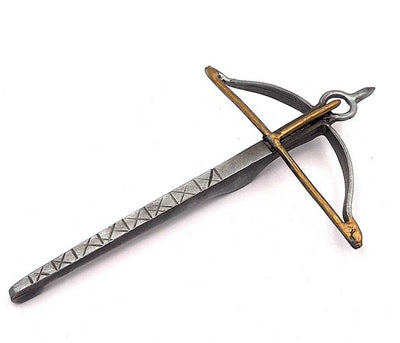 Mică replică metalică de arbaletă cu posibilitate de personalizare prin gravură – decorațiune argintie și aurie cu dimensiuni de 14cm x 8,5cm