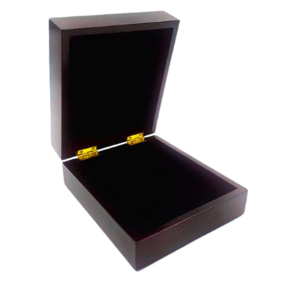Cutie cadou din lemn 14 x 16 x 6,7 cm, de culoare vișiniu închis, cu inserție din pâslă și posibilitate de personalizare prin gravură