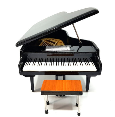 Mini pian cu posibilitate de personalizare prin gravură, negru, realizat manual din lemn de balsa, scara 1:10, ideal pentru cadou pentru pianiști și iubitori de muzică, înălțime 8 cm