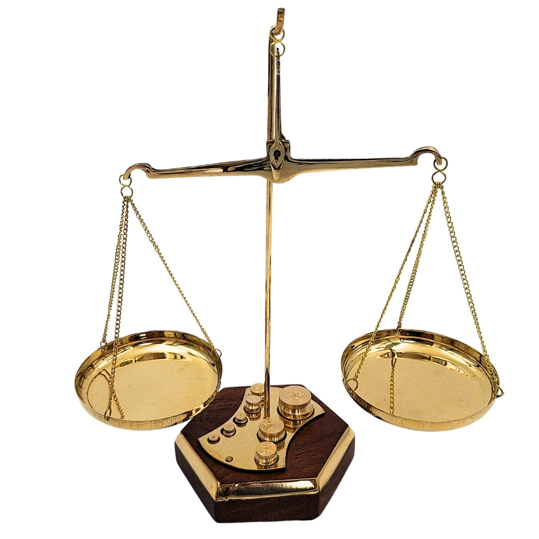 Balanță cu talere retro din alamă și lemn, cu posibilitate de personalizare prin gravură – cadou ideal pentru avocat, judecător sau farmacist – dimensiuni 24x20x9,5 cm