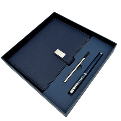 Agendă A5 elegantă din piele bleumarin, cu stilou și gravură personalizată, în cutie cadou