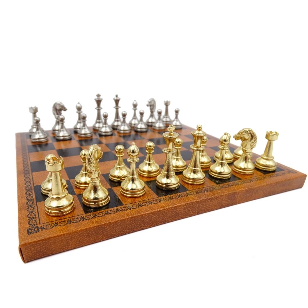 Șah magnetic exclusiv din metal Italfama 18x18 cm cu posibilitate de personalizare prin gravură – cadou elegant pentru orice ocazie, tablă de șah maro-neagră cu piese aurii-argintii