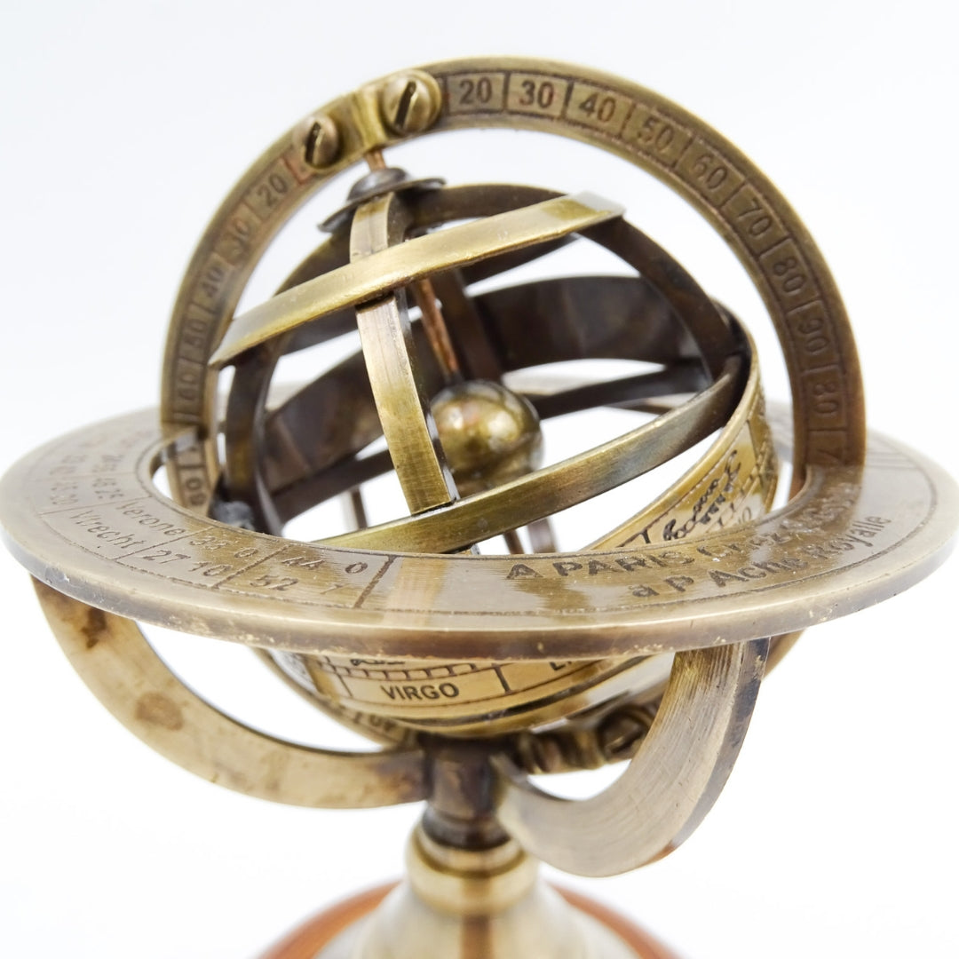 Astrolab din alamă de 14cm cu gravură - cadou unic pentru pasionații de astronomie, decorațiune elegantă din alamă și lemn în culoare aurie