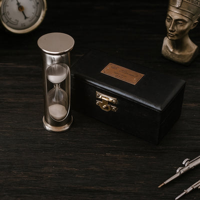 Clepsidră retro din alamă cu cutie din lemn - Gravură personalizată - Cadou ideal de 1 minut - Înălțime 8,5 cm - Decorațiune elegantă pentru birou