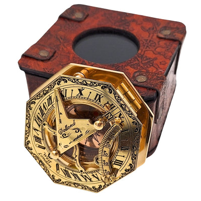 Busolă din alamă în cutie elegantă din piele, cu posibilitate de gravare – cadou retro vintage pentru călător sau navigator - înălțime 8 cm, design elegant din alamă