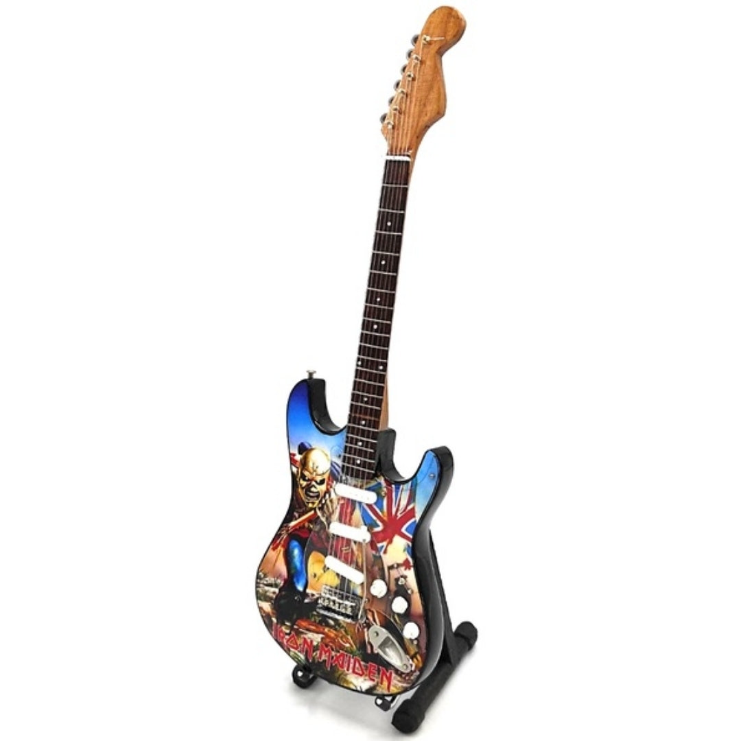 Mini chitară decorativă Iron Maiden „The Trooper” din mahon - ornament realizat manual pentru fanii muzicii