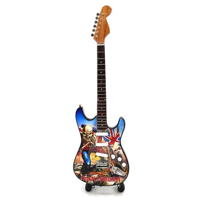 Mini chitară decorativă Iron Maiden „The Trooper” din mahon - ornament realizat manual pentru fanii muzicii