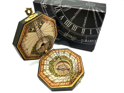 Ceas solar octogonal și busolă H06, cu posibilitate de personalizare prin gravură – cadou elegant pentru pasionații de navigație, realizat din lemn și alamă, cu ornamentație bogată, dimensiuni 7,3 x 2 cm