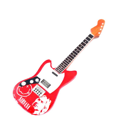 Magnes na Lodówkę Gitara Nirvana Kurt Cobain z Możliwością Personalizacji Grawerem - Idealny Prezent dla Fanów Grunge'u - Długość 10,5 cm, Wielobarwny Design z Czerwonym Kolorem Gitary