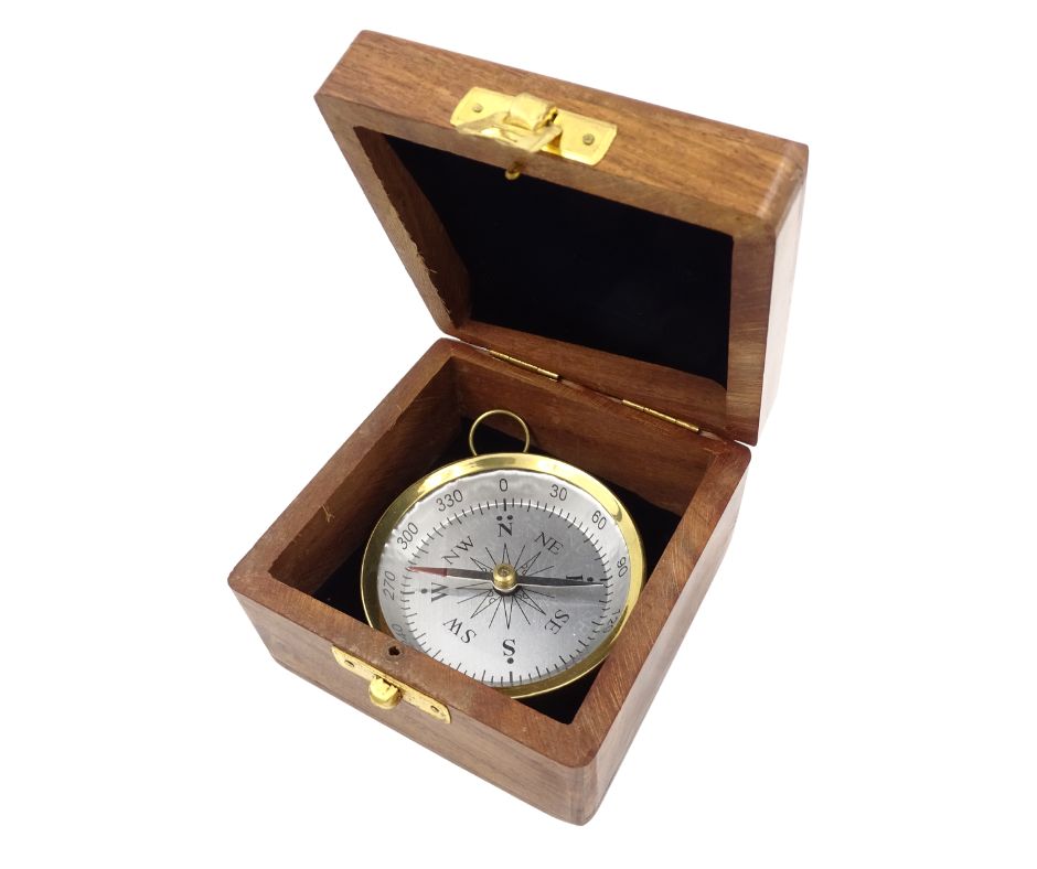Busolă din alamă în cutie din lemn, cu posibilitate de personalizare prin gravură - cadou elegant pentru iubitorii de tematică marină, diametru 7,5 cm, înălțime 1,5 cm